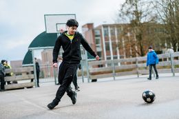 Voetballen op de speelplaats van Don Bosco Helchteren