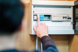 Leerling elektriciteit bij de schakelkast.