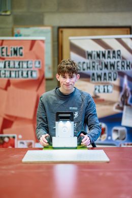 Leerling houttechnieken in het atelier.