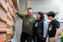 Leerlingen van Don Bosco Helchteren in de muziekles