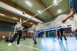 Leerlingen van Don Bosco Helchteren spelen volleyball in de sporthal