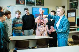 Leerlingen van de richting Technologische Wetenschappen in de les biologie