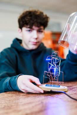 Leerling STEM-technieken met zijn project