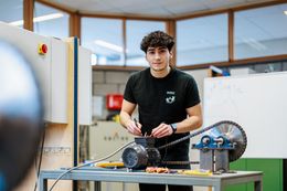 Leerling werkt aan STEM-project