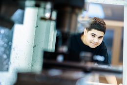 Leerling mechanische vormgevingstechnieken werkt aan project in werkplaats