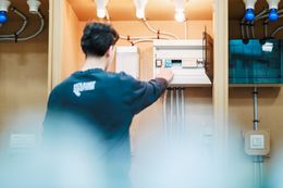Leerling elektriciteit oefent met schakelkast.