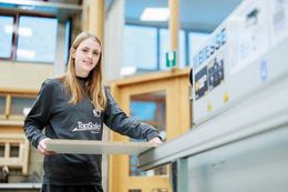 Leerlinge van de richting Houttechnieken