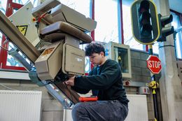 Leerling aan industriële machine