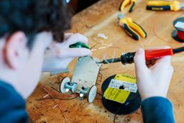 Leerling soldeert zijn project