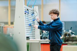 Leerling oefent in werkplaats mechanische technieken