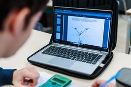 Leerling van Don Bosco Helchteren werkt op de computer van het laptopproject