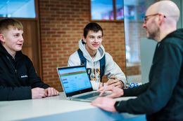 Leerlingen van de richting Technologische Wetenschappen in de les biologie