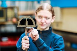 Leerling derde graad lassen-constructie bezig in de werkplaats van Don Bosco Helchteren