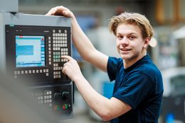 Leerling mechanische vormgevingstechnieken aan de machine
