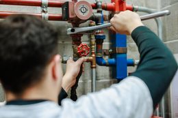 Leerling derde graad werkt aan leidingen bij Don Bosco Helchteren