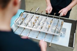 Project kickertafel in metaal door leerlingen mechanische vormgevingstechnieken