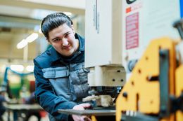 Leerling derde graad lassen-constructie bedient machine bij Don Bosco Helchteren