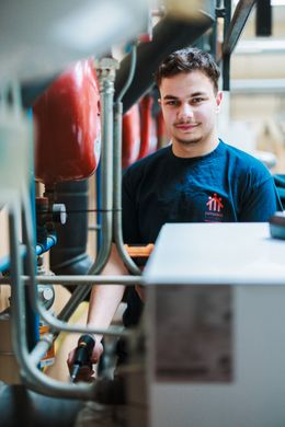 Leerlingen van Don Bosco Helchteren aan de machine