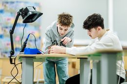 Leerlingen werken samen aan STEM-project
