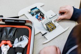 Leerling technologische wetenschappen & engineering doet metingen met schuifmaat