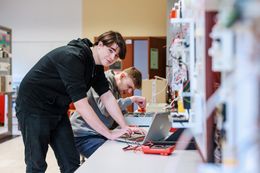 Twee leerlingen werken aan hun STEM-project