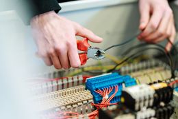 Leerling knipt elektriciteitsdraad