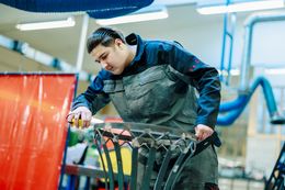 Leerling derde graad lassen-constructie bewerkt metaal.