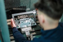 Leerling mechanische vormgevingstechnieken werkt aan project in werkplaats