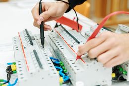 Leerling doet metingen met multimeter tijdens de les elektriciteit.