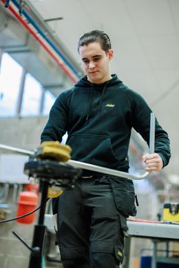 Leerling derde graad sanitaire en verwarmingsinstallaties aan het werk bij Don Bosco