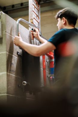 Leerling derde graad tijdens de les praktijk verwarmingsinstallaties bij Don Bosco Helchteren