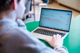 Leerling bekijkt grafiek op zijn laptop