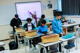 Leerlingen van de richting Technologische Wetenschappen in de les biologie