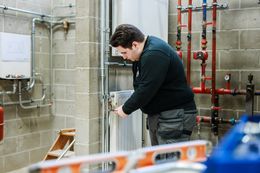 Leerling derde graad werkt aan radiator van verwarmingsinstallatie bij Don Bosco Helchteren