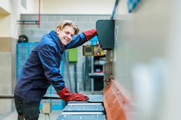 Leerling aan machine