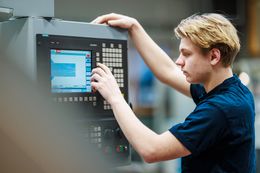 Leerling mechanische vormgevingstechnieken stelt machine in