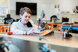 Leerling van de eerste graad toont zijn STEM-project